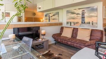 Studio Suite có thiết kế đặc sắc, 1 phòng ngủ, quang cảnh núi | Phòng khách | TV màn hình phẳng 38-inch có kênh truyền hình cao cấp, TV