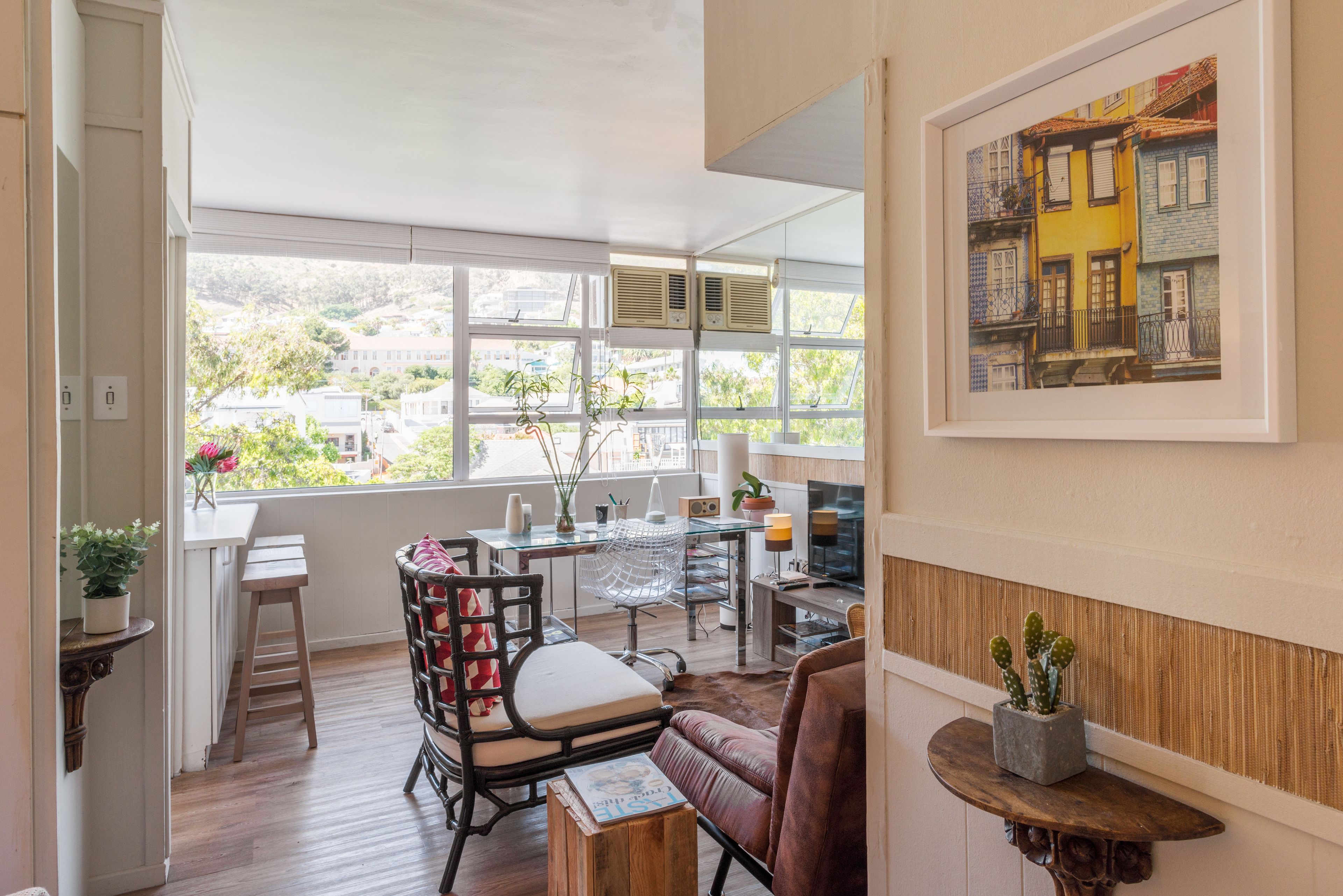 Studio Suite có thiết kế đặc sắc, 1 phòng ngủ, quang cảnh núi | Khu phòng khách | TV màn hình phẳng 38-inch có kênh truyền hình cao cấp, TV 