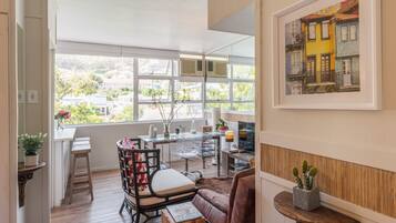 Studio Suite có thiết kế đặc sắc, 1 phòng ngủ, quang cảnh núi | Khu phòng khách | TV màn hình phẳng 38-inch có kênh truyền hình cao cấp, TV