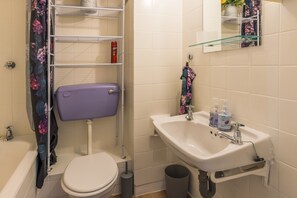 Design studio suite, 1 slaapkamer, uitzicht op bergen | Badkamer | Een douche, gratis toiletartikelen, handdoeken