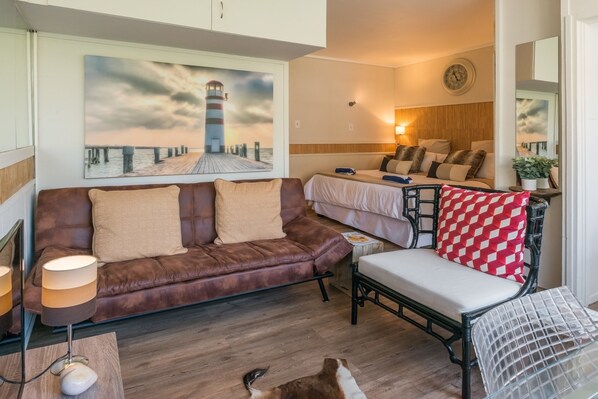 Design Studio Suite, 1 Bedroom, Mountain View | Living area