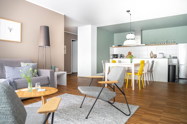 Deluxe-huoneisto, 2 makuuhuonetta, näköala puutarhaan | Ruokailu omassa huoneessa