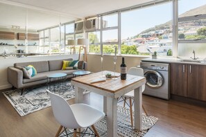 Studio Suite Premier, quang cảnh núi | Khu phòng khách | TV màn hình phẳng 38-inch có kênh truyền hình cao cấp, TV 