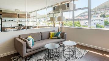 Studio Suite Premier, quang cảnh núi | Phòng khách | TV màn hình phẳng 38-inch có kênh truyền hình cao cấp, TV