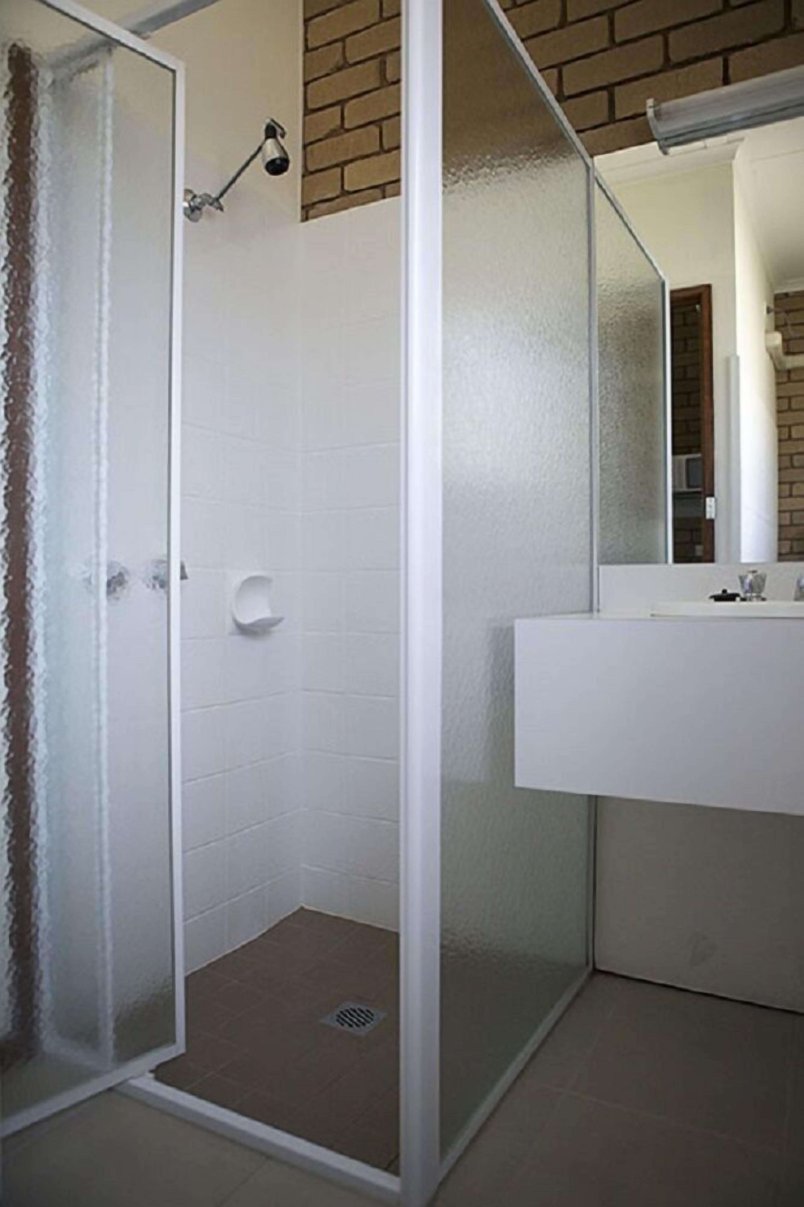 Double Room | Bathroom | Shower, free toiletries, hair dryer, towels