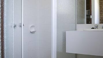 Double Room | Bathroom | Shower, free toiletries, hair dryer, towels