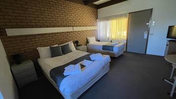 Individuell eingerichtet, Schreibtisch, schallisolierte Zimmer