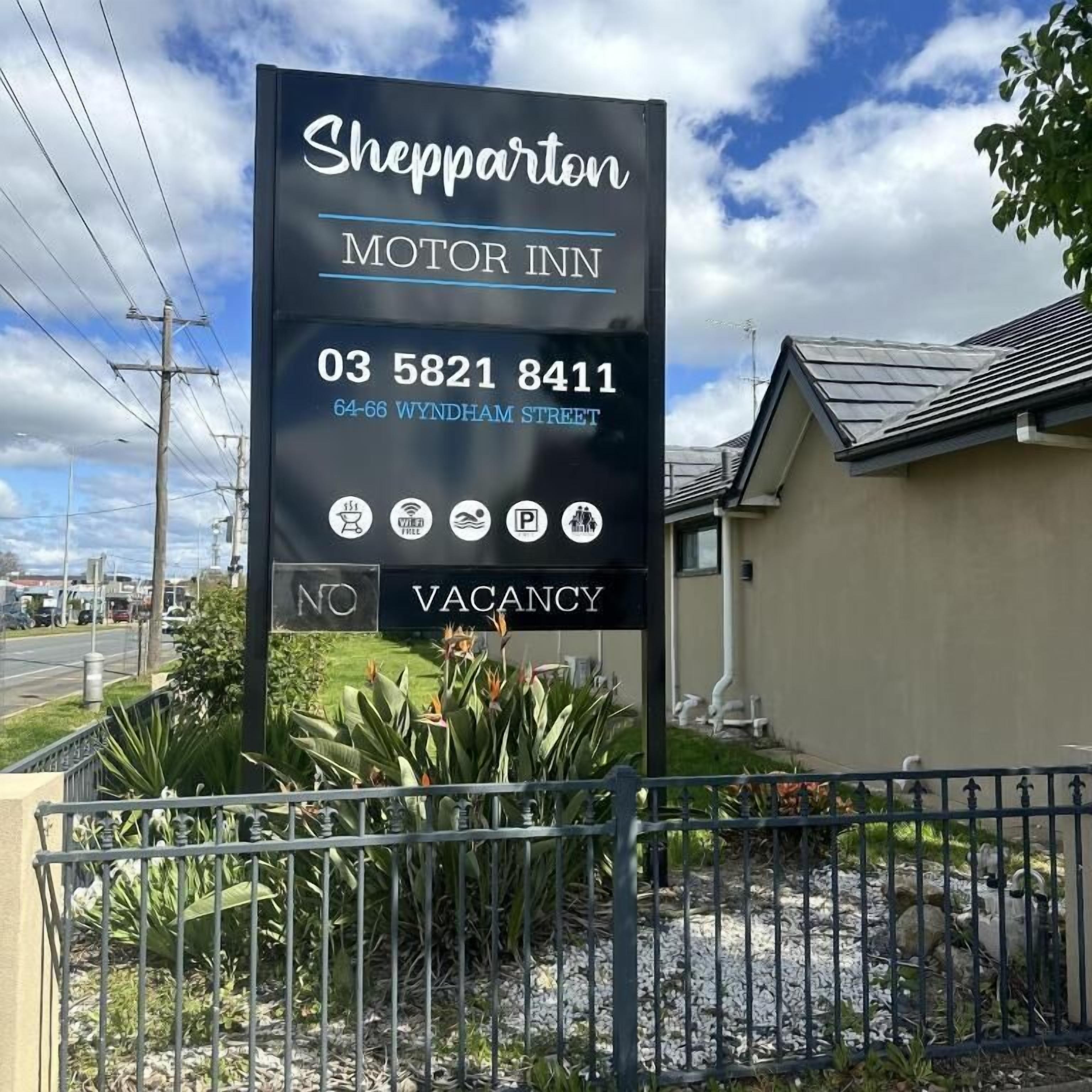 Señal de motel con el nombre 'Shepparton' e información de contacto.