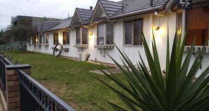 Tudor House Motel