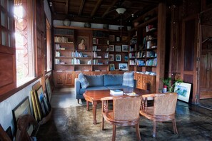 Lobby sitting area - Casa Simeon (Bacacay)