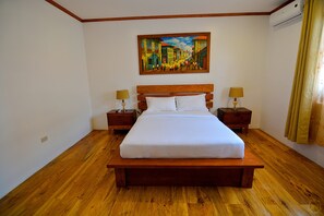 Deluxe Queen Room | In-room safe, desk, bed sheets - Casa Simeon (Bacacay)