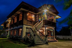 Front of property – evening/night - Casa Simeon (Bacacay)
