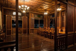 Frokost, lunsj og middag serveres, lokale og internasjonale retter