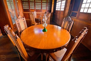 供應早餐、午餐及晚餐