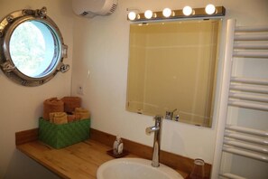 Shower, free toiletries, towels