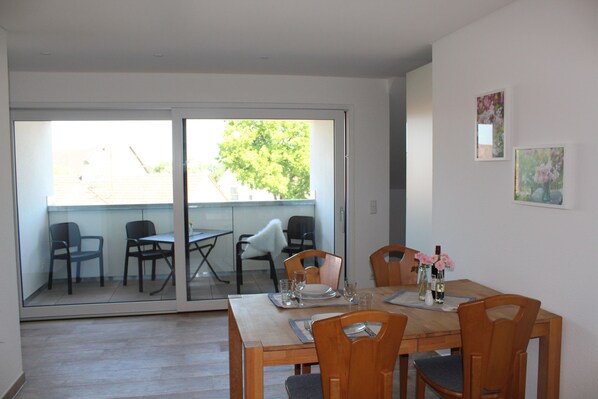 Apartment, 2 Bedrooms, Balcony | In-room dining