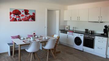 Apartment, 2 Schlafzimmer, Balkon | Essbereich im Zimmer