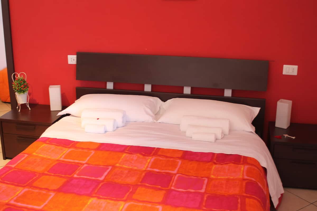 Driepersoonskamer (Rosso Piceno) | Een bureau, gratis wifi, beddengoed