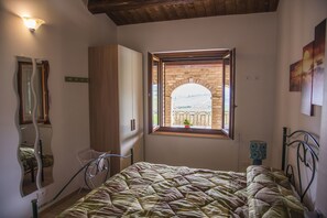 Escritorio, wifi gratis y ropa de cama 