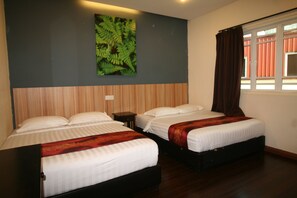 A hotel room with two beds, a wooden headboard, a green fern wall art, and a window with curtains. - Hotel Pop Ash (Brinchang)