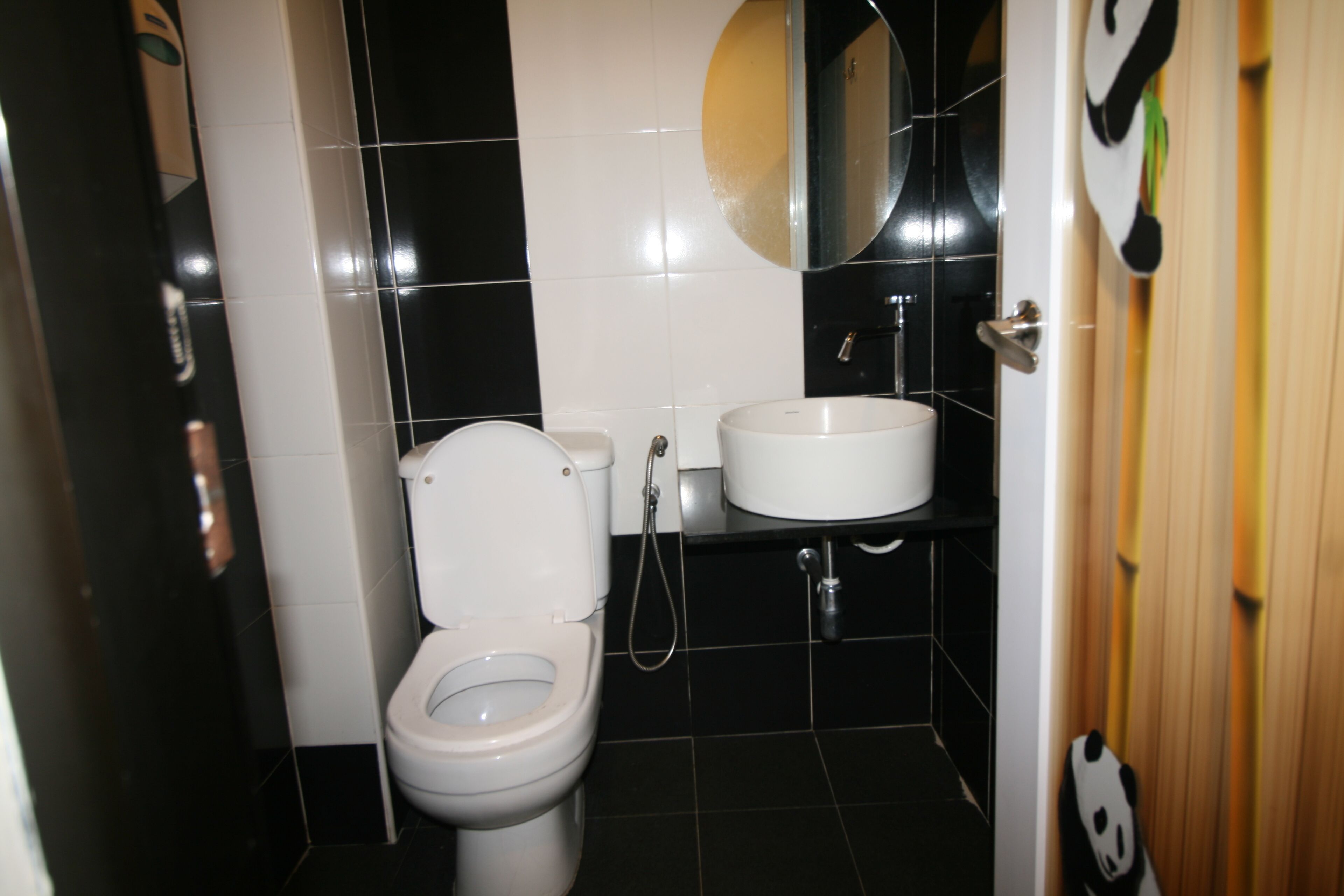 Une petite salle de bain avec des toilettes, un lavabo et un miroir.