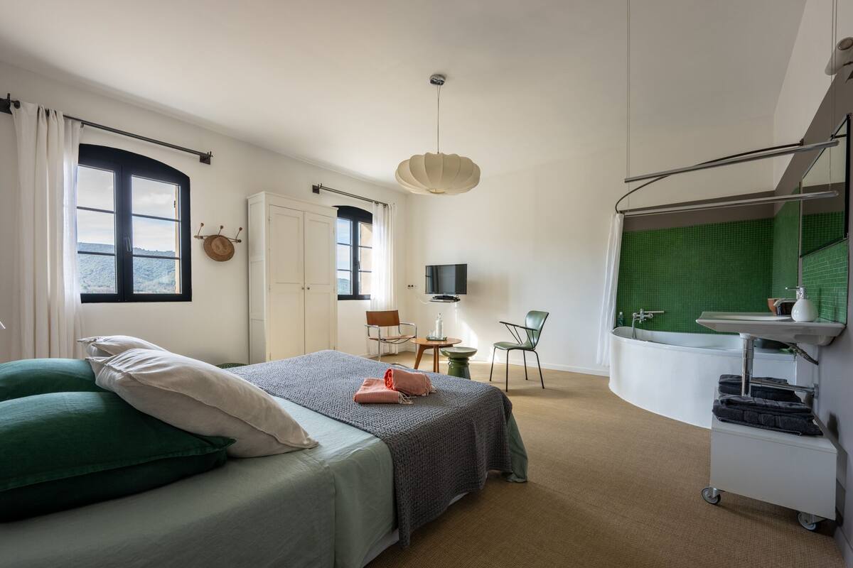 Chambre Double Supérieure, bain à remous (Opaline  Design)