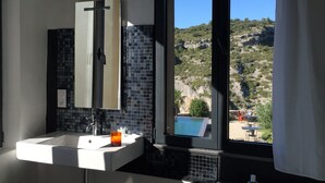 A bathroom with a sink, mirror, and window. - Metafort (Méthamis)
