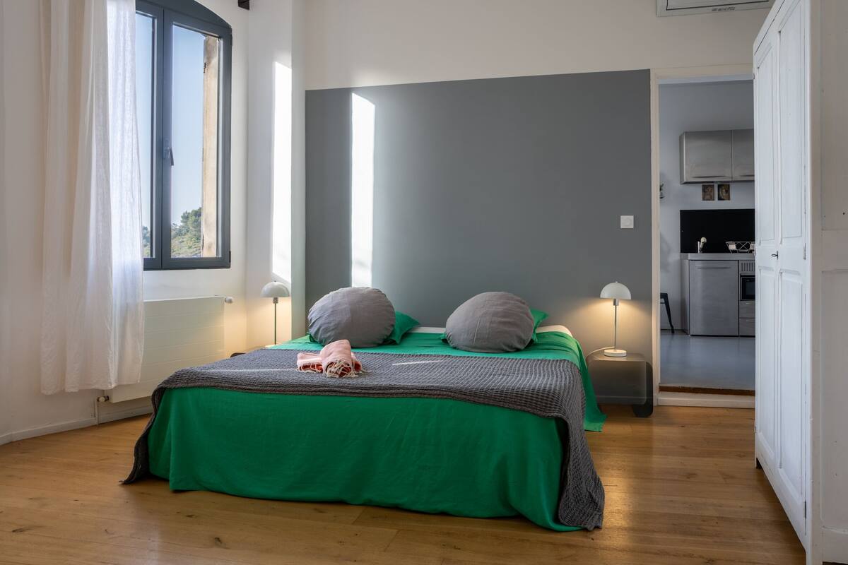 Cottage Design, bain à remous, vue piscine (Le Flat avec terrasse )