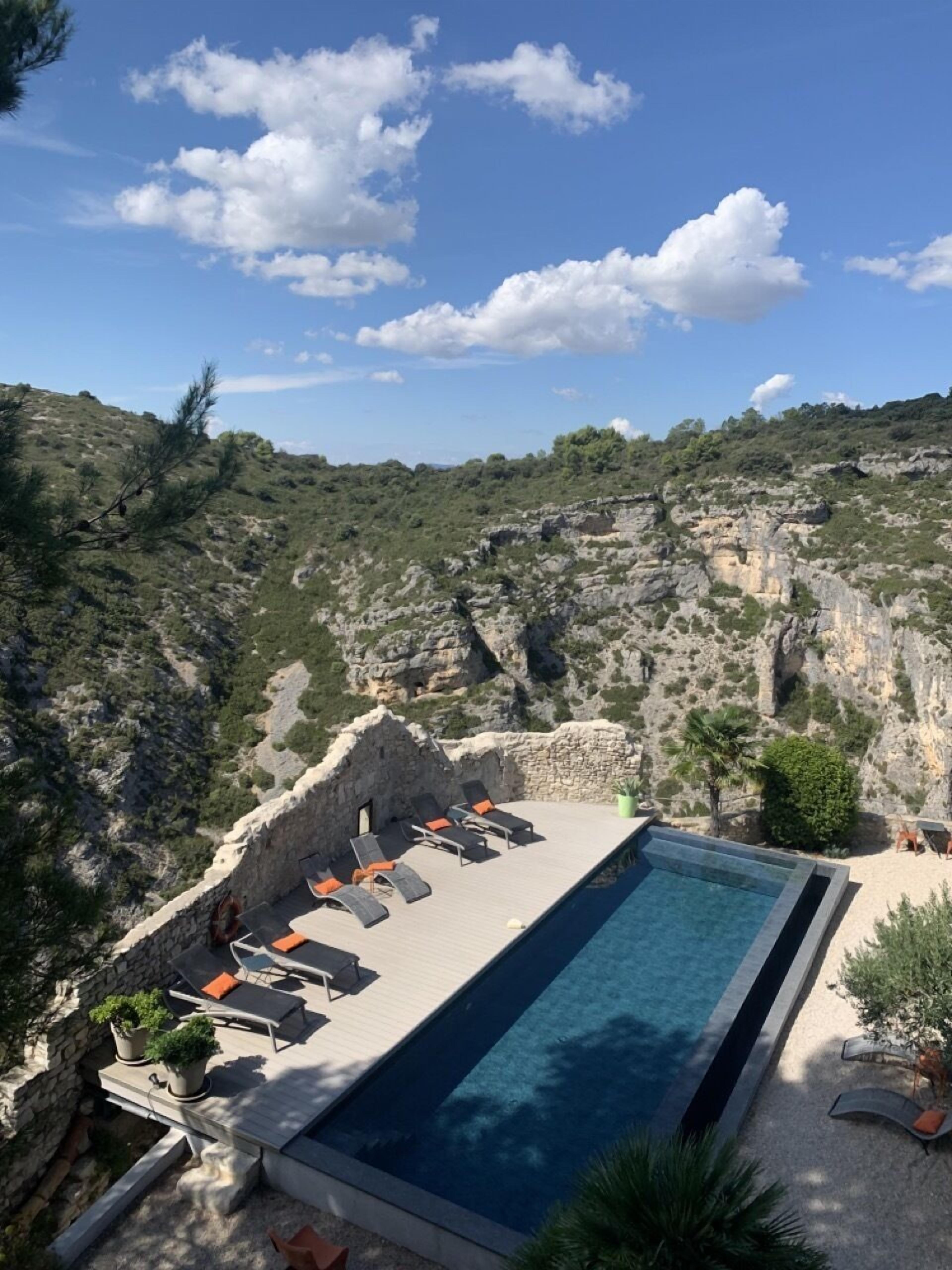 Una piscina al aire libre, una piscina climatizada