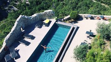 Una piscina al aire libre, una piscina climatizada