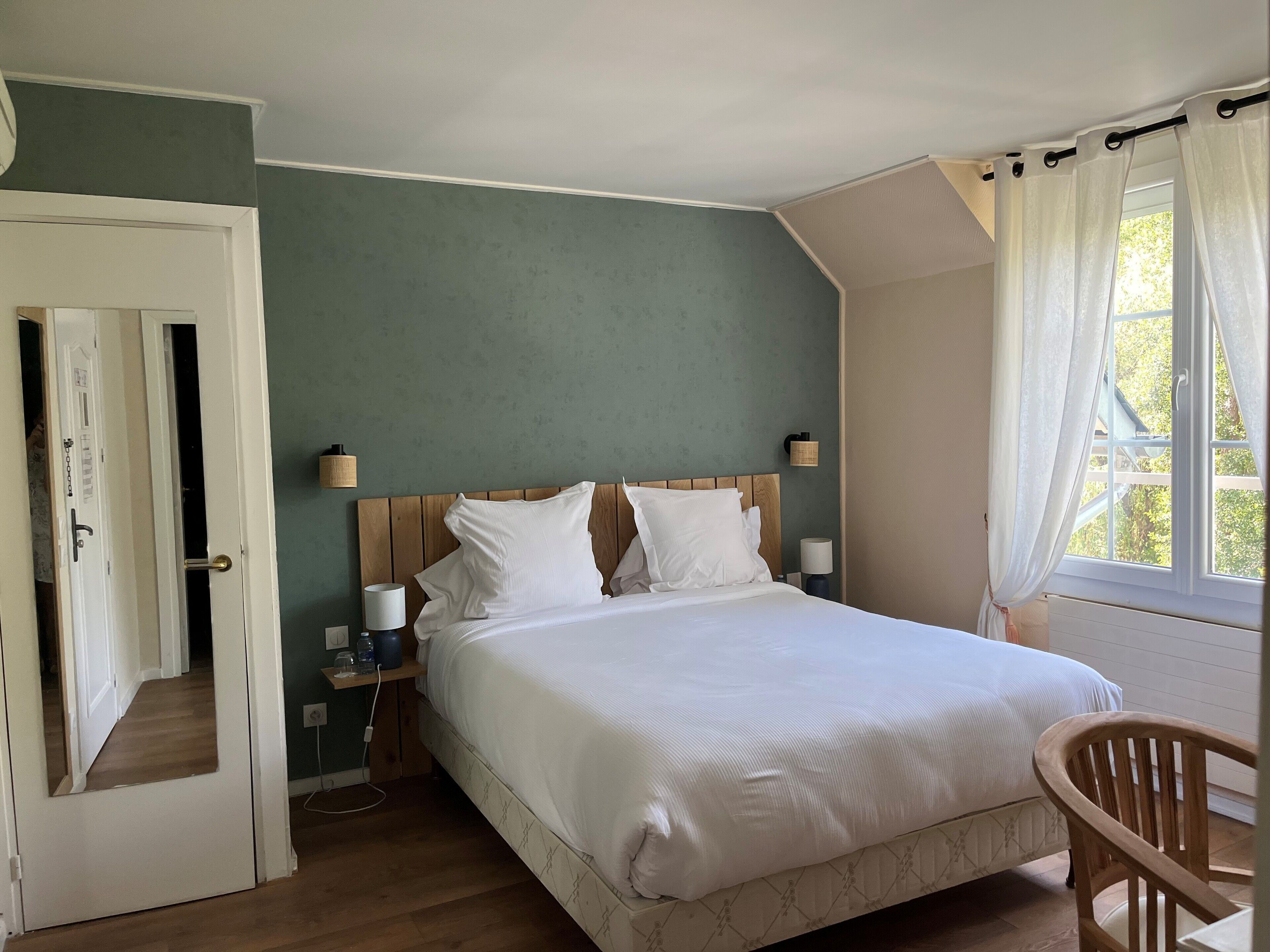 comfort room | blackout curtains, free cots/infant beds, rollaway beds, free wifi