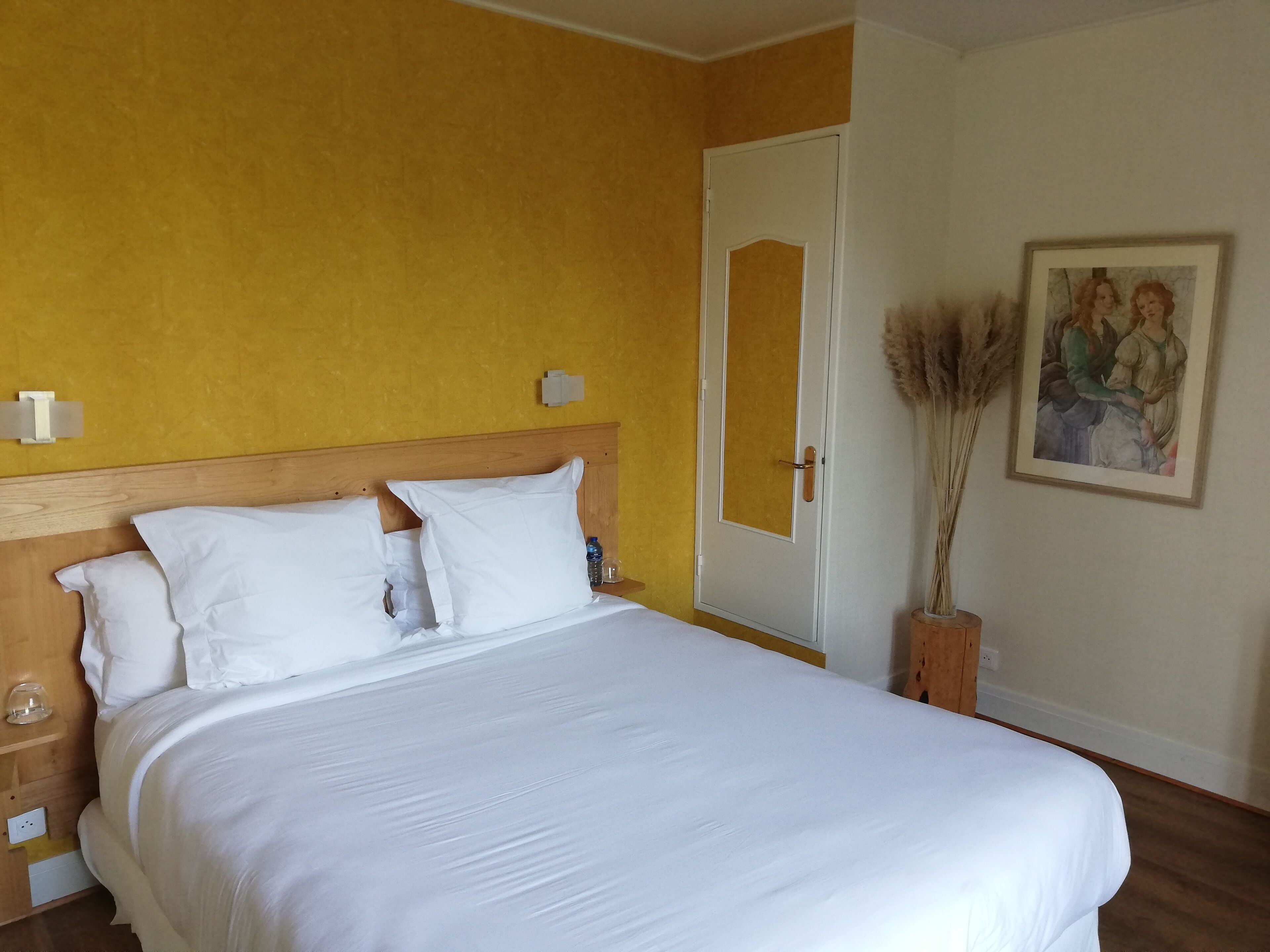 comfort room | blackout curtains, free cots/infant beds, rollaway beds, free wifi