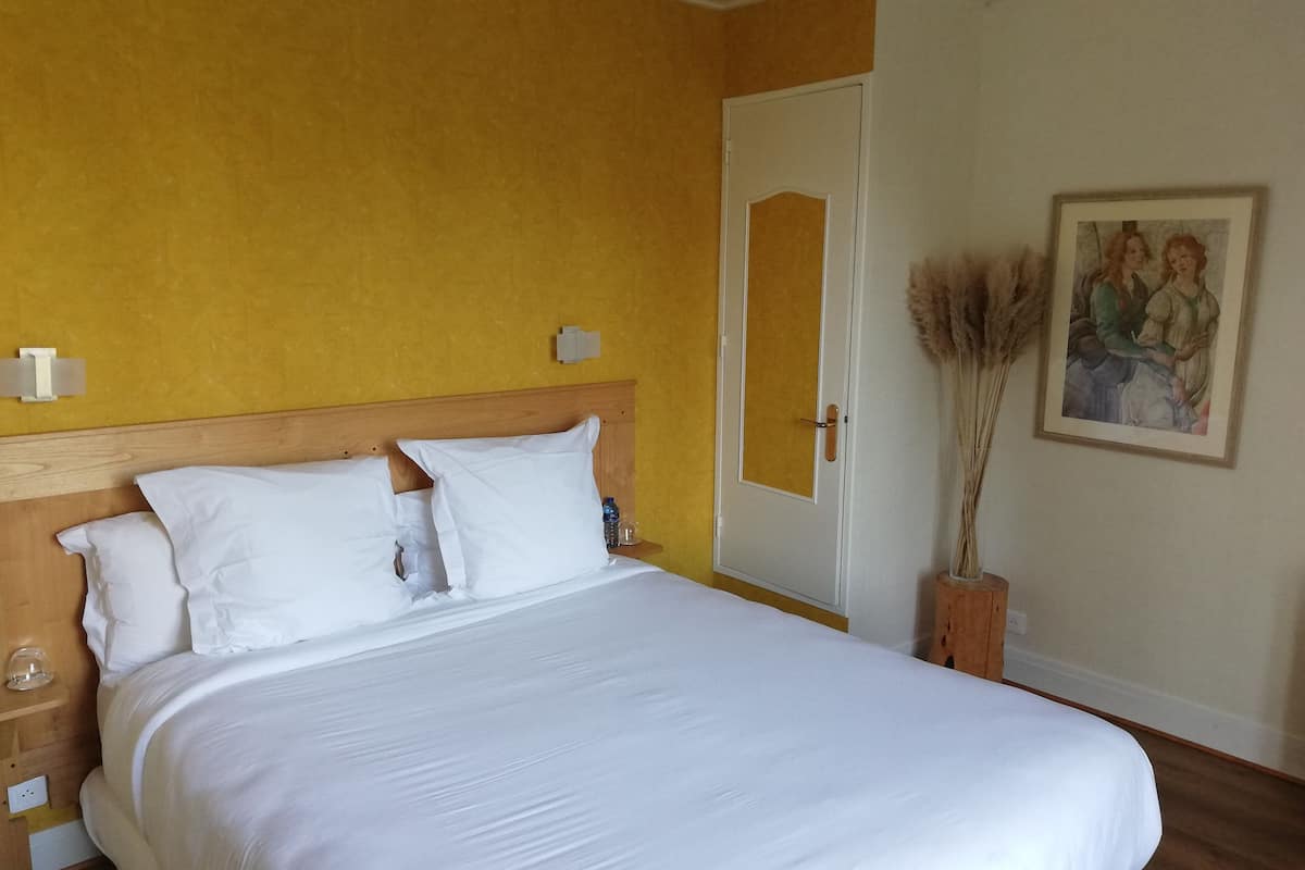 comfort room | blackout curtains, free cots/infant beds, rollaway beds, free wifi