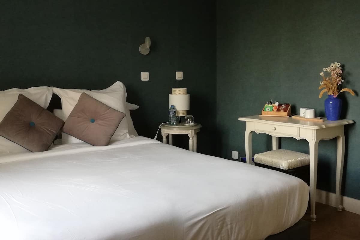 comfort room | blackout curtains, free cots/infant beds, rollaway beds, free wifi