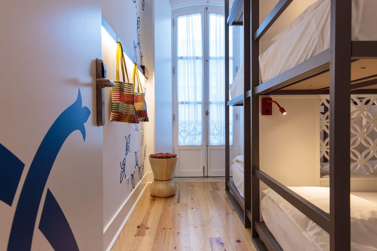 Caja de seguridad en la habitación y sistema de insonorización 