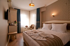 ミニバー、セーフティボックス (室内)、デスク、ノートパソコン用作業スペース