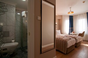 Minibar, in-room safe, desk, laptop workspace - Mevlana Hotel (Istanbul)