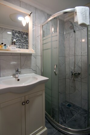 Buồng tắm vòi sen, đồ dùng nhà tắm miễn phí, máy sấy tóc