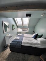 Habitación doble, baño compartido | Decoración individual, mobiliario individual, wifi gratis y ropa de cama