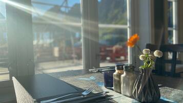 Frokost, lunsj og middag serveres