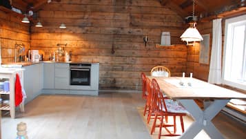 Deluxe Cabin, 4 Bedrooms | Living room