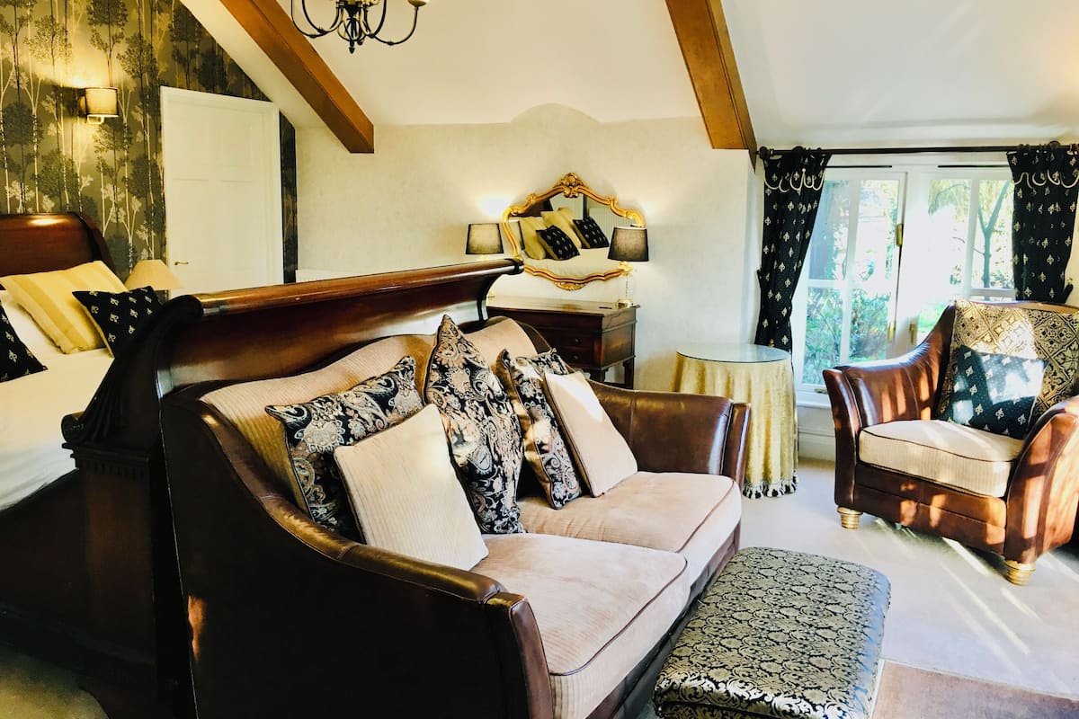 Luxe beddengoed, individueel gedecoreerd, een bureau, geluiddichte muren