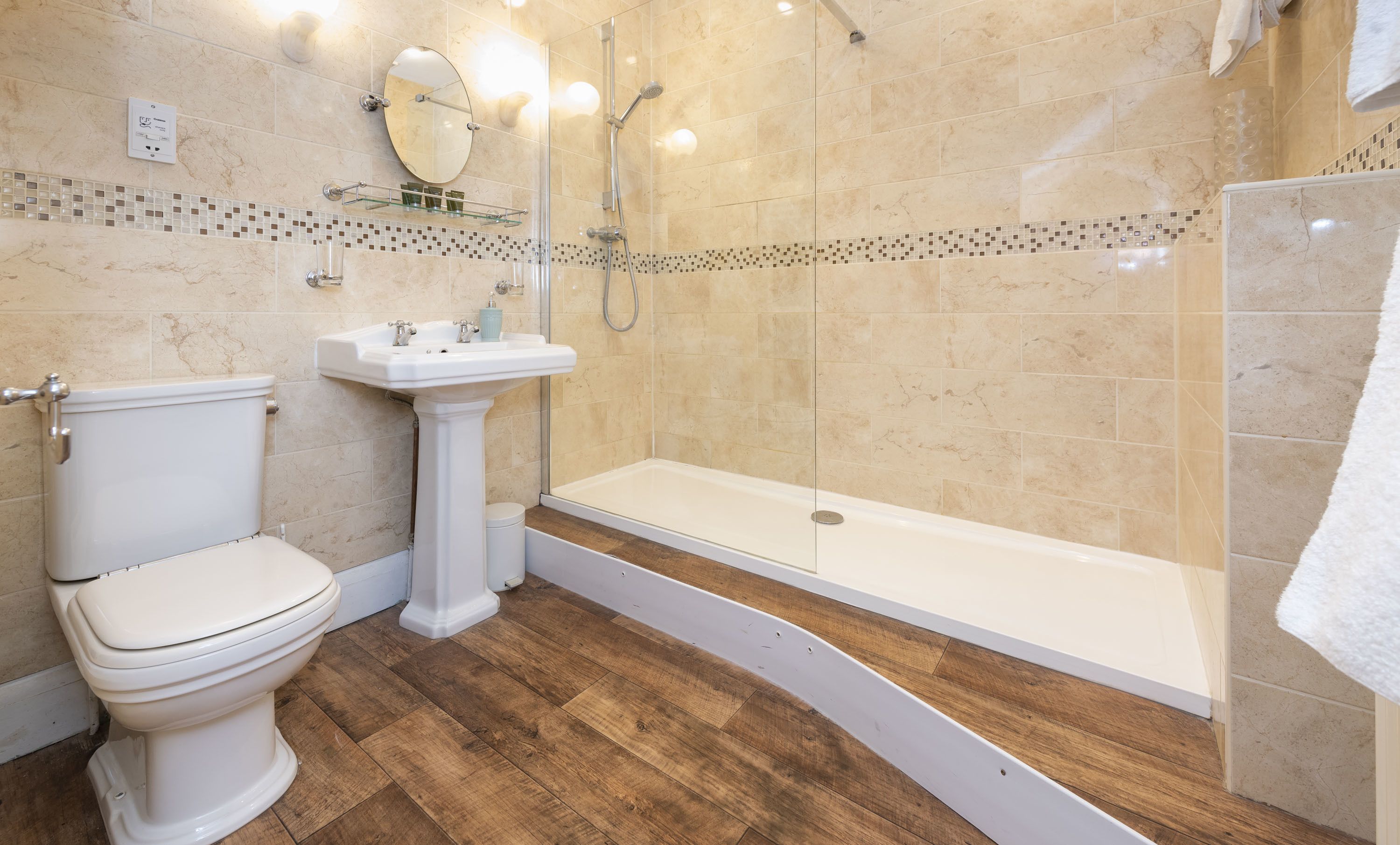 deluxe double or twin room, ensuite, garden view (briar) | premium bedding, individually decorated, desk, soundproofing