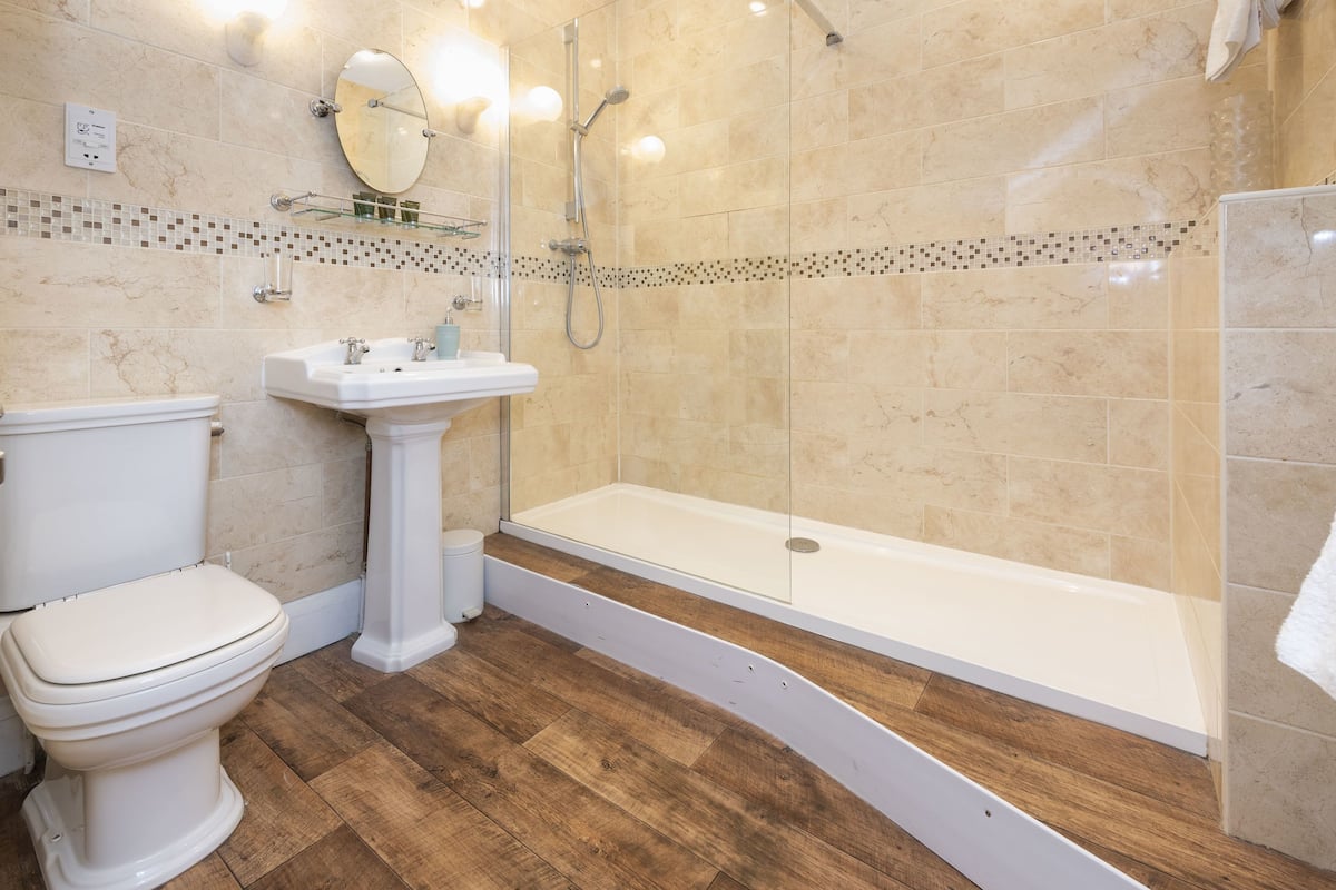 deluxe double or twin room, ensuite, garden view (briar) | premium bedding, individually decorated, desk, soundproofing