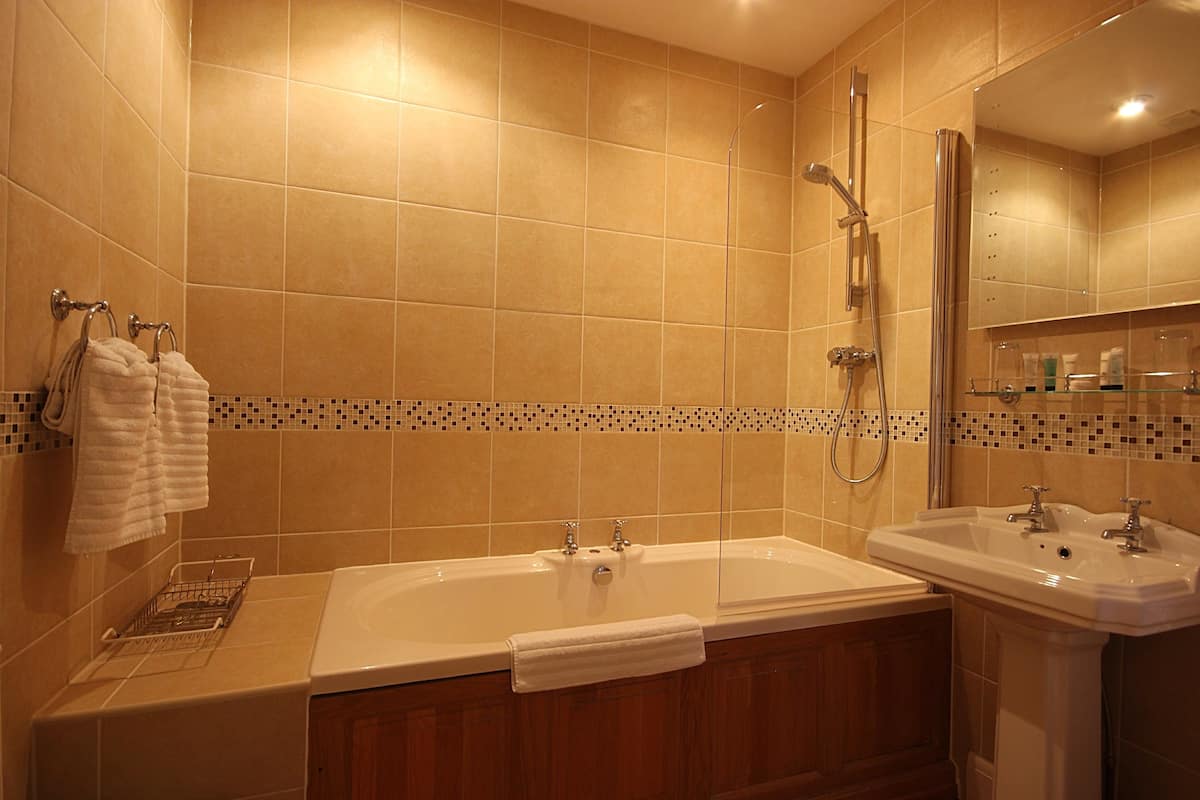 deluxe double or twin room, ensuite, garden view (bracken suite) | bathroom | shower, free toiletries, hair dryer, bathrobes