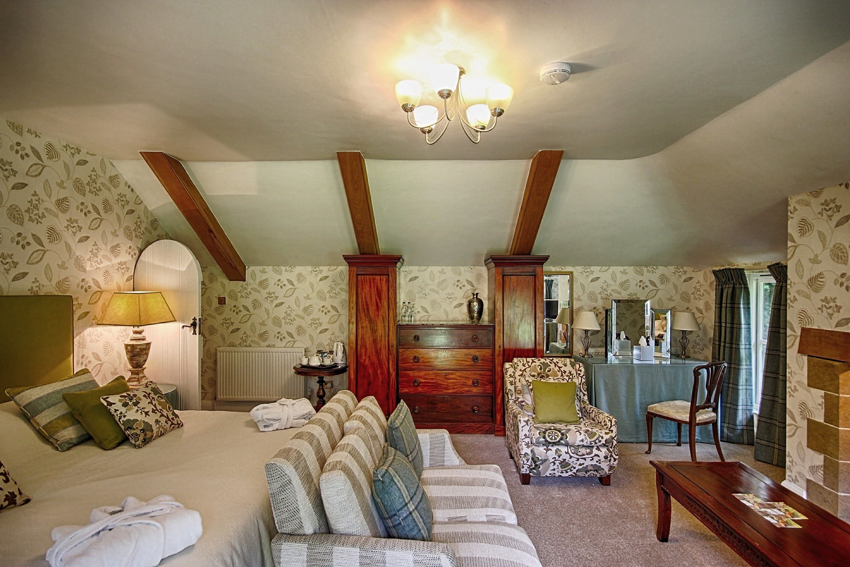 deluxe double or twin room, ensuite, garden view (bracken suite) | living area | tv