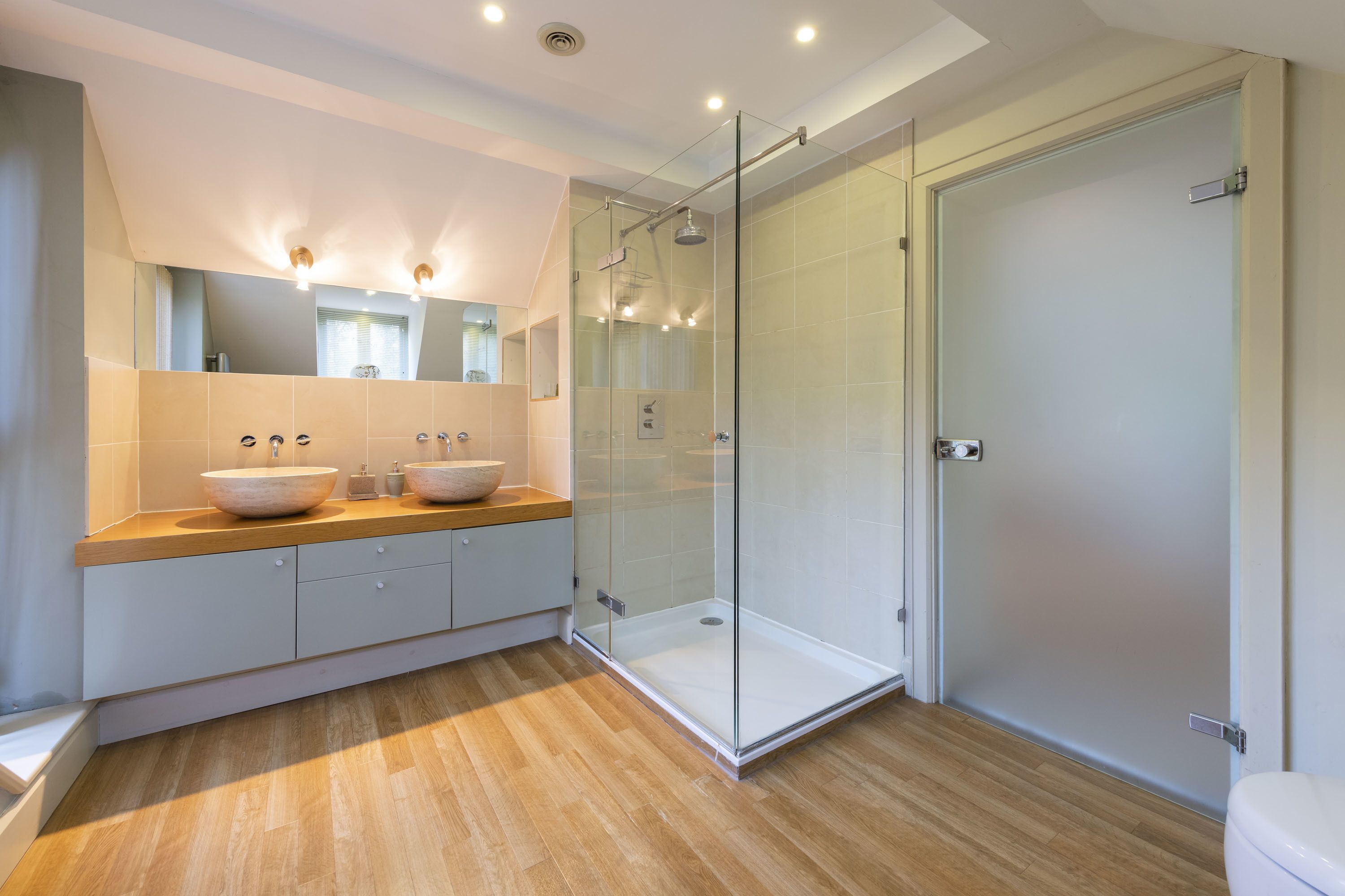 standard double room, ensuite, garden view (sycamore) | bathroom | shower, free toiletries, hair dryer, bathrobes