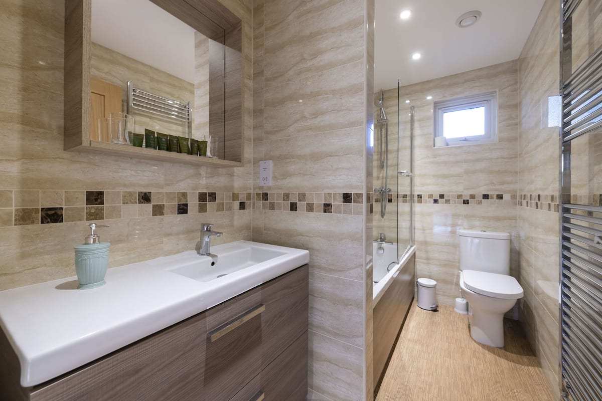 premier suite, ensuite, garden view (owl) | bathroom | shower, free toiletries, hair dryer, bathrobes
