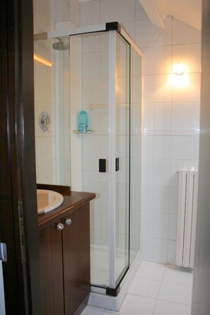 Deluxe Apartment, 2 Bedrooms | Bathroom | Jetted bath, rainfall showerhead, free toiletries, bidet - Olivia's nest in downtown (Milan)