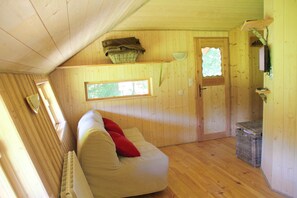 Chalet rustique (Sarrazine) | Aire de séjour | Téléviseur à écran plat